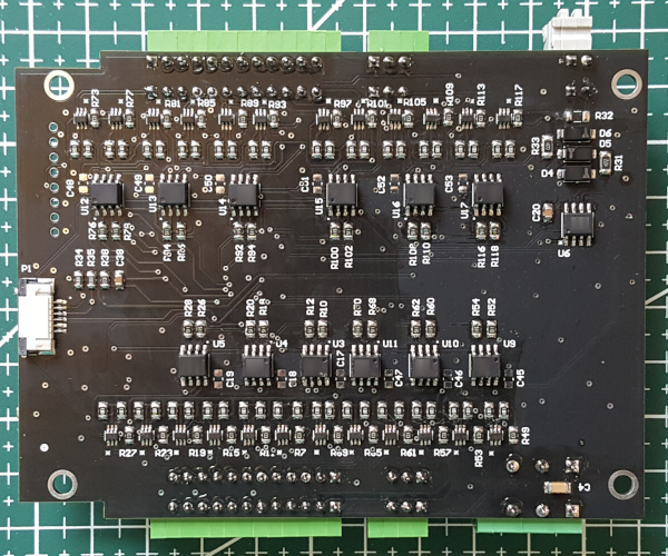 24 Kanal PWM Çıkışlı Uzak I/O Kartının Alttan Görünümünü Gösteren Resim