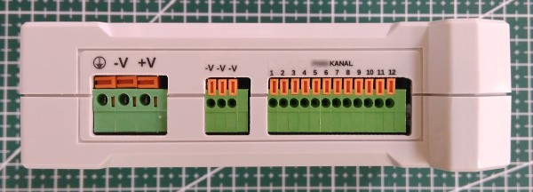24 Kanal PWM Çıkışlı Uzak I/O Kartının Muhafazasının Alttan Görünümünü Gösteren Resim