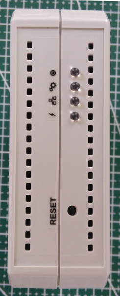 24 Kanal PWM Çıkışlı Uzak I/O Kartının Muhafazasının Önden Görünümünü Gösteren Resim