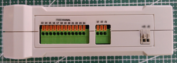 24 Kanal PWM Çıkışlı Uzak I/O Kartının Muhafazasının Üstten Görünümünü Gösteren Resim